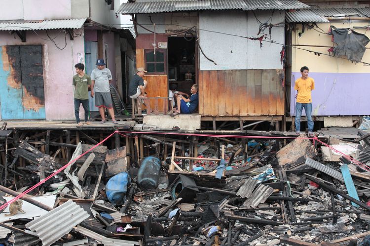 Sisa kebakaran di pemukiman kawasan Tanah Bolong, Penjaringan, Jakarta Utara, Minggu (23/4/2023). Sebanyak 226 jiwa yang terdiri dari 78 kepala keluarga terpaksa mengungsi karena kehilangan tempat tinggal.