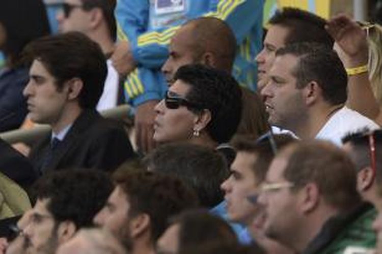 Mantan bintang sepak bola Argetina, Diego Maradona (tengah), ketika menyaksikan secara langsung pertandingan penyisihan Grup F antara Argentina dan Iran di Mineirao Stadium di Belo Horizonte, Sabtu (21/6/2014).