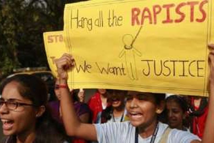 Para mahasiswi dan aktivis perempuan India melakukan unjuk rasa menuntut hukuman berat bagi pemerkosa dan pelaku kekerasan seksual terhadap perempuan, dalam aksi di Mumbai.