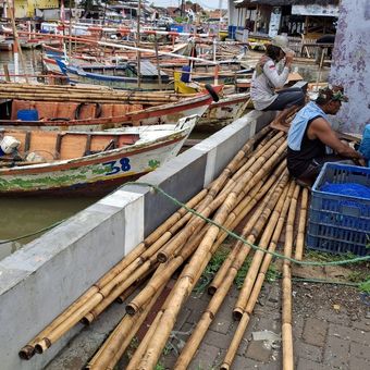 Nelayan di Desa Ketapang, Kecamatan Mauk, Kabupaten Tangerang, Banten menurunkan bambu pagar laut yang dibongkar Rabu (22/1/2025). Menurut nelayan, bambu tersebut bisa dibawa pulang oleh masing-masing nelayan.