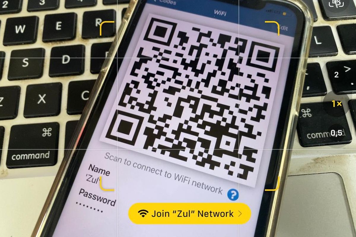 Membagikan password WiFi di iPhone dengan kode QR