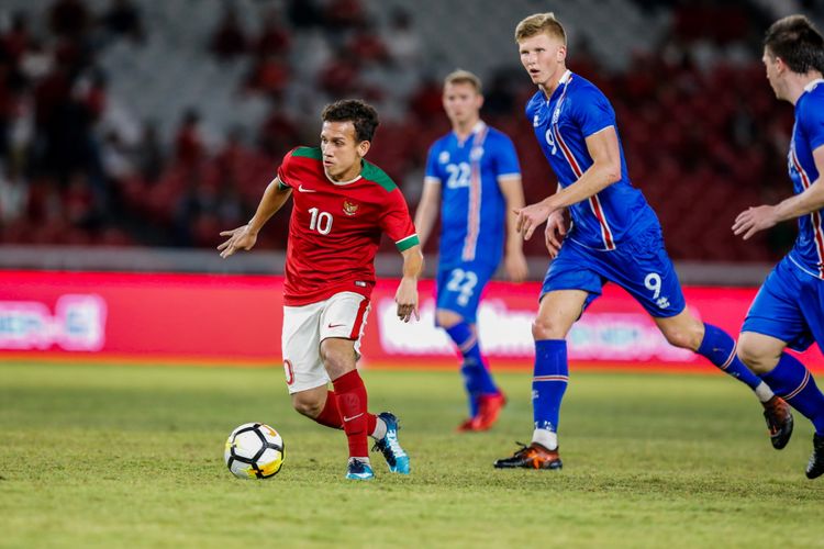 Pemain timnas Indonesia, Egy Maulana berusaha melewati pemain timnas Islandia saat pertandingan persahabatan Indonesia melawan Islandia di Stadion Gelora Bung Karno, Jakarta, Minggu (14/1/2018). Indonesia kalah 1-4 melawan Islandia.