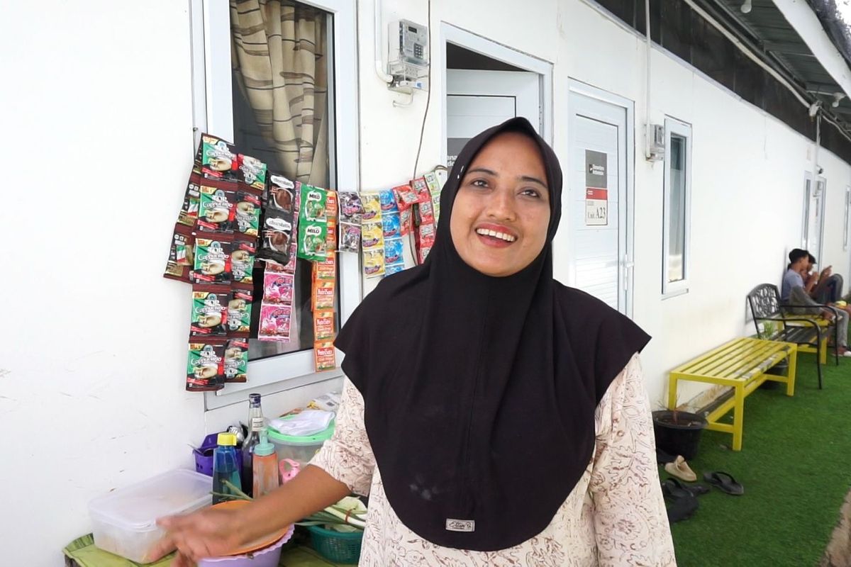 Warga Desa Meunasah Lhok, Kabupaten Pidie Jaya, Aceh, memanfaatkan dana bantuan sebagai modal berjualan di huntara untuk memenuhi kebutuhan sehari-hari.