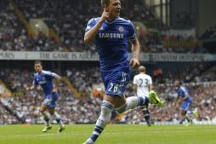 Kapten Chelsea, John Terry, merayakan gol yang dicetak ke gawang Tottenham Hotspur pada laga Premier League di Stadion White Hart Lane, London, Sabtu (28/9/2013).