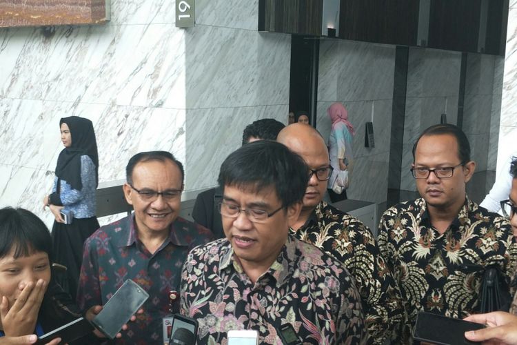 Direktur Pengaturan Perizinan dan Pengawasan Fintech Otoritas Jasa Keuangan (OJK) Hendrikus Passagi di Jakarta, Jumat (14/12/2018).