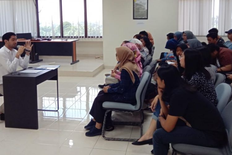 Reza Rahardian, menjadi salah seorang pengajar kelas praktik dan laboratorium Program Studi Vokasi Komunikasi (Vokom) Universitas Indonesia (UI).