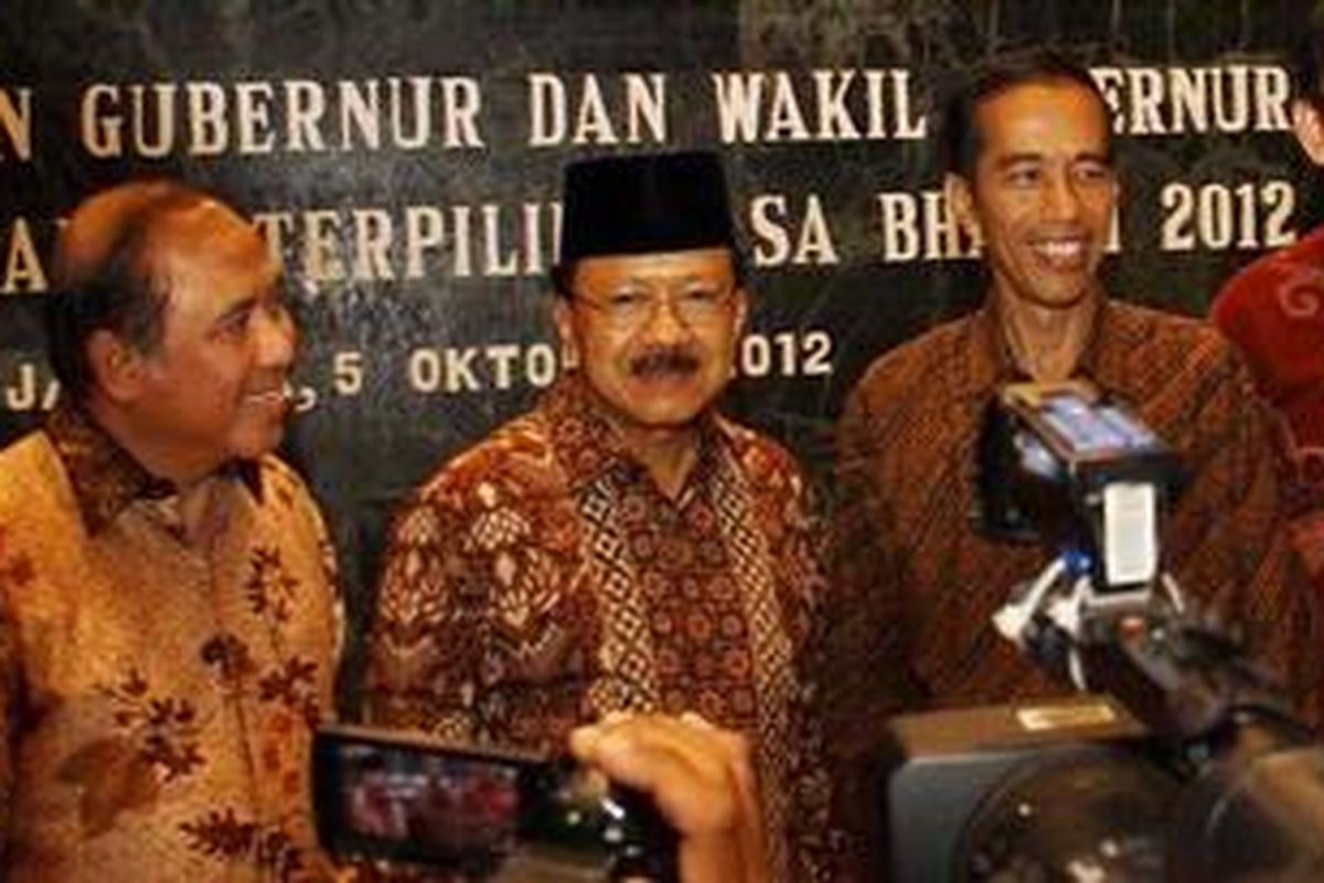 Pasangan gubernur dan wakil gubernur terpilih, Joko Widodo dan Basuki Tjahja Purnama, didampingi Gubernur DKI Jakarta Fauzi Bowo dan Wakil Gubernur Prijanto, hadir pada acara perkenalan gubernur dan wakil gubernur DKI Jakarta terpilih masa bakti 2012-2017 dengan jajaran Pemprov DKI Jakarta di Balai Kota, Jakarta Pusat, Jumat (5/10/2012). 