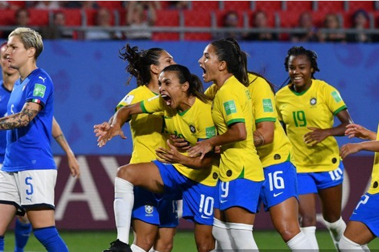 Para pemain timnas putri Brasil merayakan gol yang dicetak Marta (10) ke gawang Italia dalam laga Grup C Piala Dunia Wanita 2019 antara Brasil vs Italia, di Stade du Hainaut, Selasa, 18 Juni 2019.