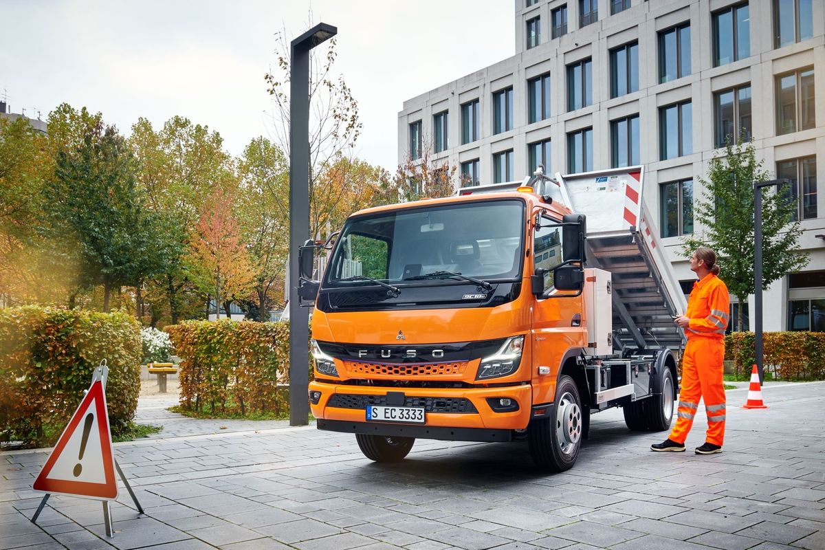 Robust, effizient und batterieelektrisch: Daimler Truck-Tochter FUSO präsentiert auf der bauma 2022 den Next Generation eCanter mit Abrollkipper für die Baubranche 

Robust, efficient and battery-electric: Daimler Truck subsidiary FUSO presents the Next Generation eCanter with roll-off tipper for the construction industry at bauma 2022 