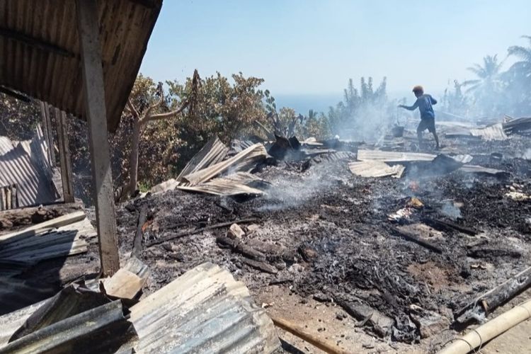 Foto: Empat unit rumah di Dusun Koa, Desa Rokirole, Kecamatan Palue, Kabupaten Sikka, Nusa Tenggara Timur (NTT) ludes terbakar, Minggu (21/8/2022).