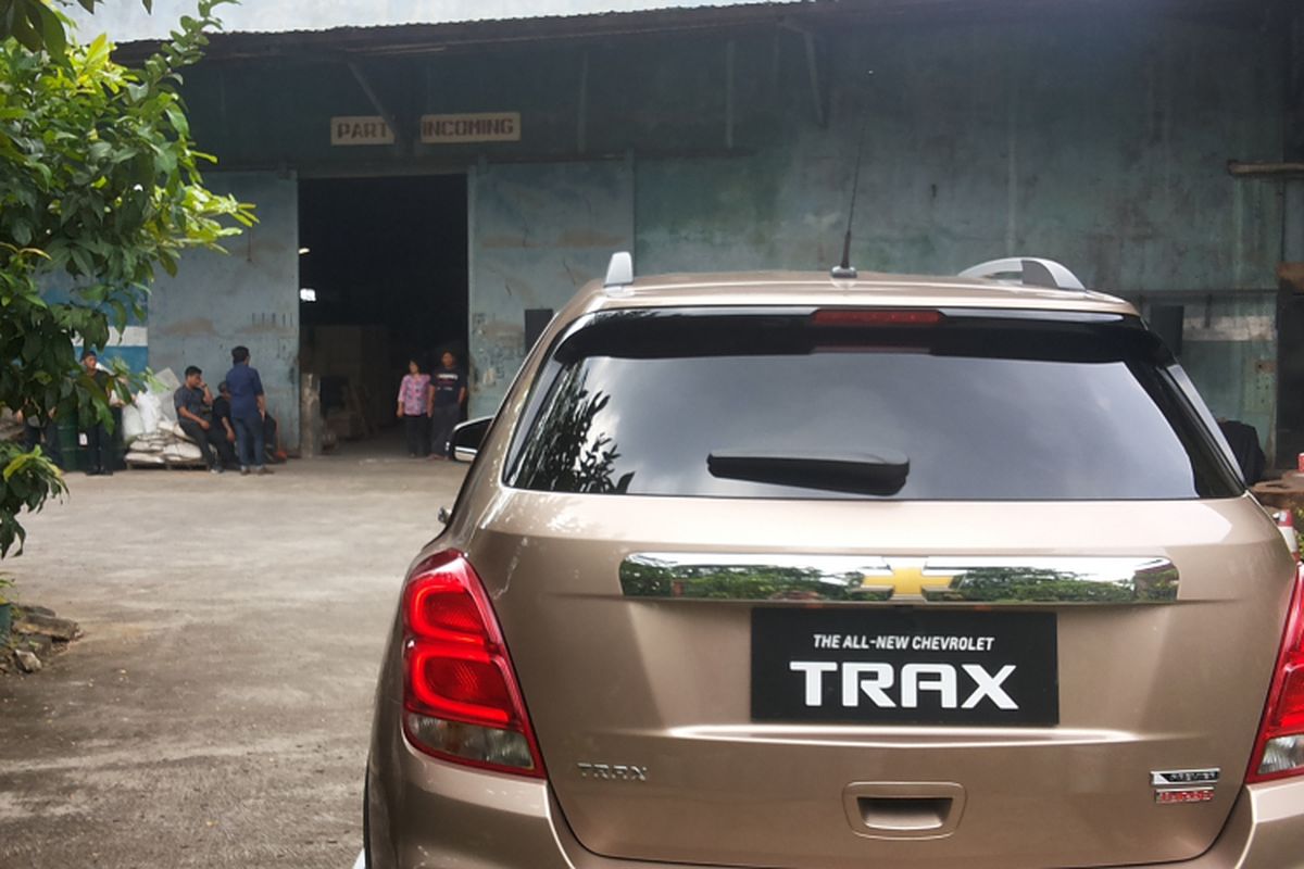 Chevrolet Trax warna Coppertino yang diluncurkan di salah satu pabrik kerajinan di Jakarta Barat, Kamis (1/3/2018).