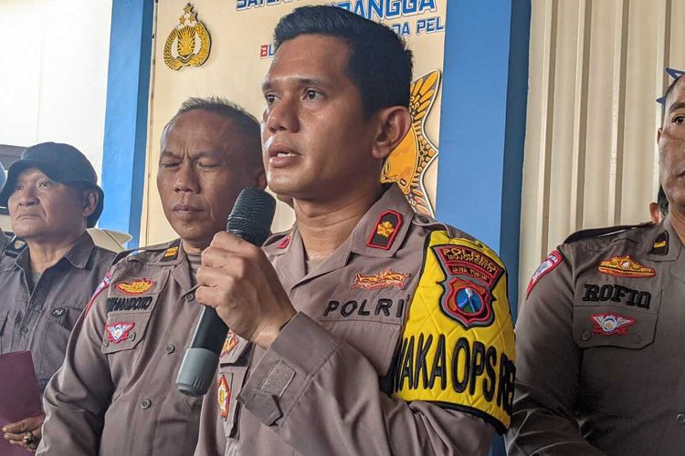Waka Polres Mojokerto Kompol Afner Pangaribuan, menyampaikan perkembangan penanganan kasus kecelakaan di Desa Sajen, Kecamatan Pacet, Kabupaten Mojokerto, Jawa Timur, Jumat (25/8/2023).