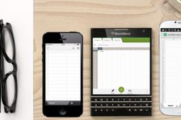 BlackBerry Passport (tengah) di tengah ponsel lain yang memiliki bentuk layar persegi panjang