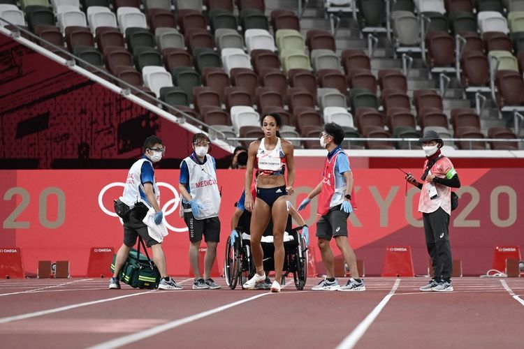 Pelari asal Inggris Raya Katarina Johnson-Thompson menderita cedera betis saat tengah berlari di lengkungan lintasan pada nomor 200 meter cabang heptathlon pada Rabu (4/8/2021). Namun, ia menolak dibawa keluar lintasan dengan kursi roda dan memilih menyelesaikan balapan dalam kondisi terpincang-pincang.