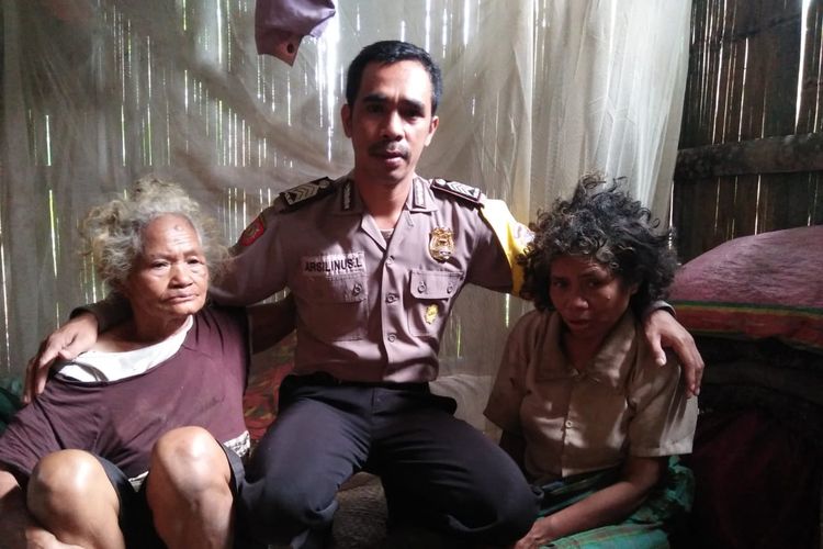 Anggota Babinkamtibas di Kecamatan Lambaleda, Polisi Arsilinus Lentar (39) mengunjungi nenek Paulina Lawus di kampung Deru, Desa Compang Deru, Kecamatan Lambaleda, Kab. Manggarai Timur, Flores, NTT belum lama ini. Rumah reot dari nenek lanjut usia ini sudah diperbaiki karena aksi kemanusiaan dari polisi tersebut bersama warga setempat. Foto diterima KOMPAS.com, Selasa, (17/9/2019). (HANDOUT/Polisi Arsilinus Lentar)