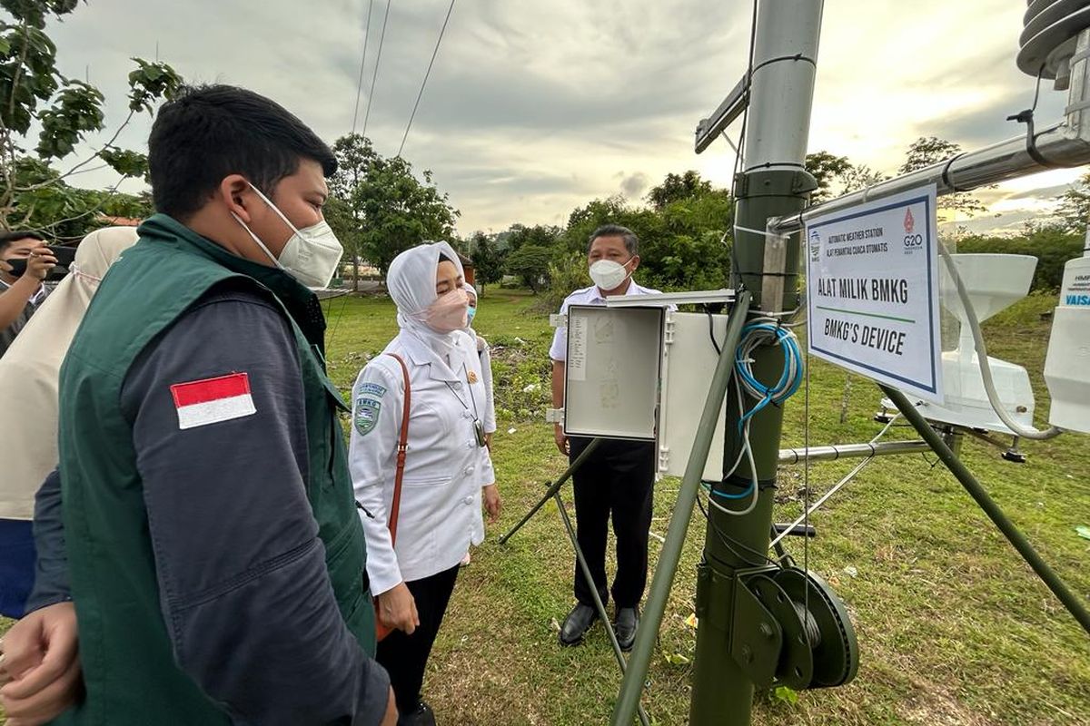 Operasi Teknologi Modifikasi Cuaca (TMC) BMKG di KTT G20 Bali, dilakukan dengan penyemaian atau tabur garam sebanyak 29 ton di langit Bali. Kepala BMKG Dwikorita Karnawati meninjau perangkat dalam operasi TMC untuk mencegah cuaca ekstrem selama penyelenggaraan KTT G20 Bali.