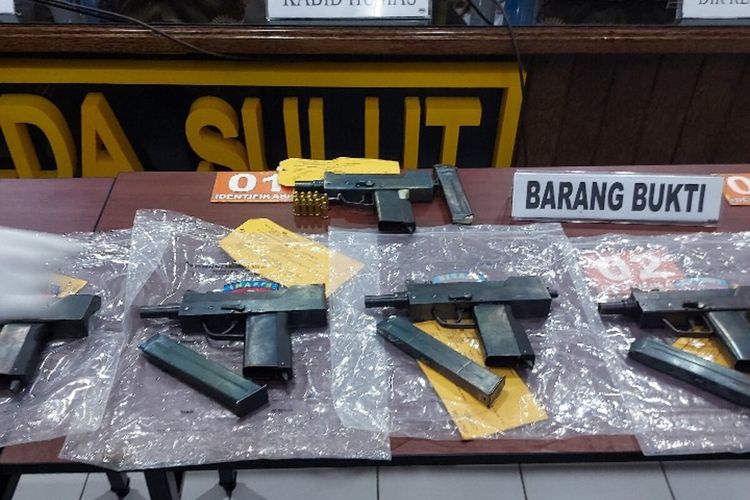 Tampak barang bukti senjata api ilegal jenis UZI buatan Italia yang diselundupkan di Sulut, ikut disertakan saat konferensi pers di ruang Tribrata, Mapolda Sulut, Jumat (20/5/2022) pukul 11.27 Wita.