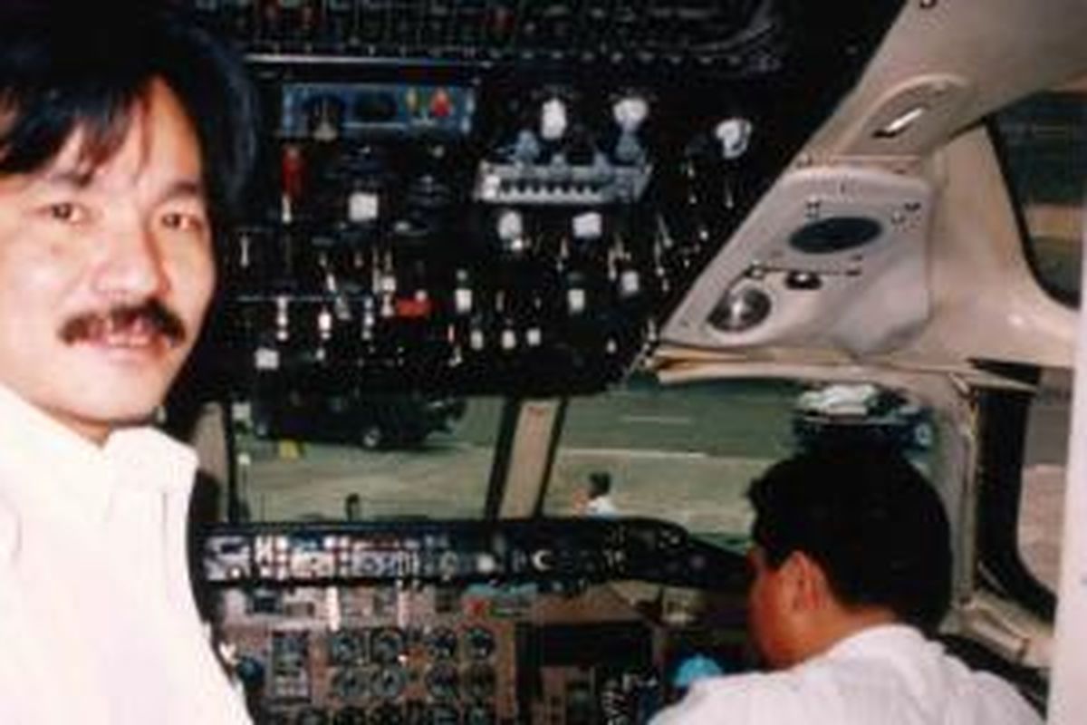 Rusdi Kirana di dalam cockpit pesawat Lion Air tahun 2003, 3 tahun setelah maskapai ini terbang perdana pada 30 Juni 2000. 