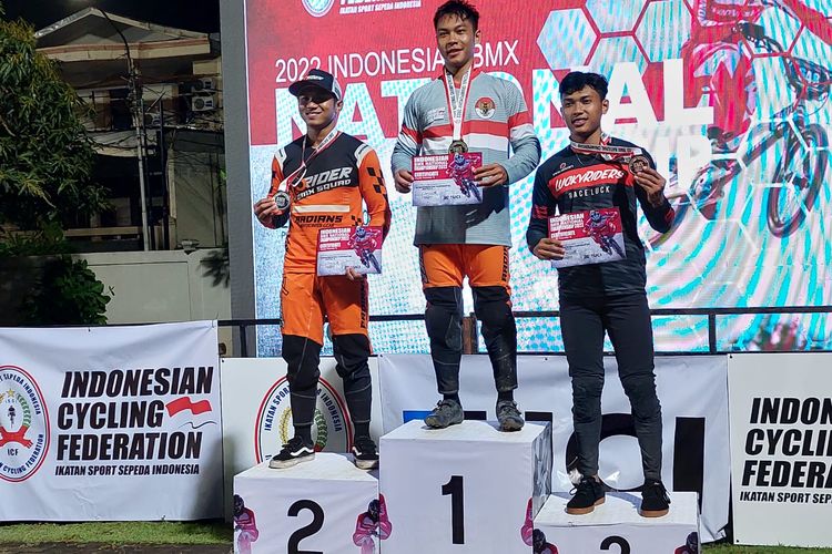 Suasana penyerahan hadiah untuk pemenang salah satu kategori Kejuaraan Nasional (Kejurnas) BMX 2022 atau BMX National Championship yang berlangsung di Jakarta International BMX, Pulomas, Jakarta, pada Sabtu (26/3/2022).