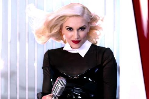 Busana Favorit Gwen Stefani, Tak Lain Tak Bukan....