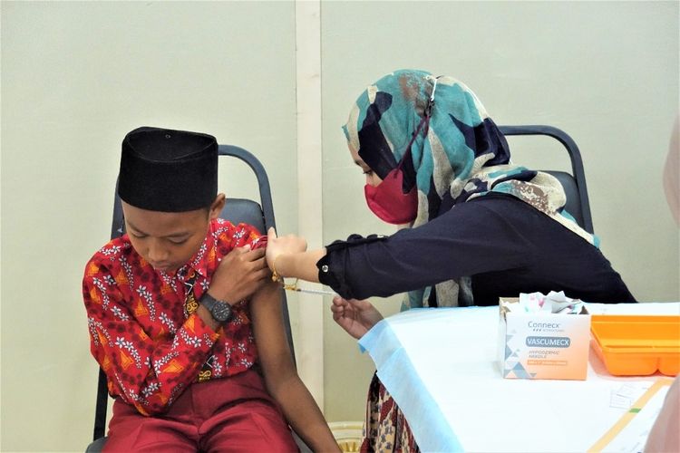 Murid sekolah CLC Tawau Malaysia mendapat suntikan vaksin covid19 dosis 2. Vaksinasi bagi murid sekolah dengan mayoritas anak anak PMI diselenggarakan di Gedung KRI Tawau dengan menggandeng KKM Malaysia