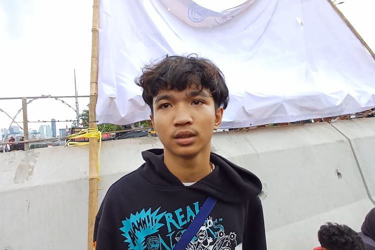 Pelajar dari Tanjung Priok, Daffa (17) saat ditemui di depan gedung DPR/MPR RI, Jalan Gatot Subroto, Gelora, Tanah Abang, Jakarta Selatan, Jumat (8/3/2024). 