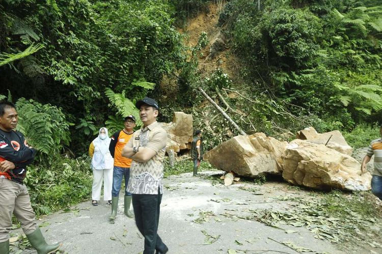 Bencana longsor terjadi di kilometer 12, Kelurahan Latuppa, Kecamatan Mungkajang, Kota Palopo, Sulawesi Selatan, Jumat (11/4/2025) siang. Longsor berupa batu besar menutup akses jalan Latuppa, Kota Palopo ? Bastem, Kabupaten Luwu