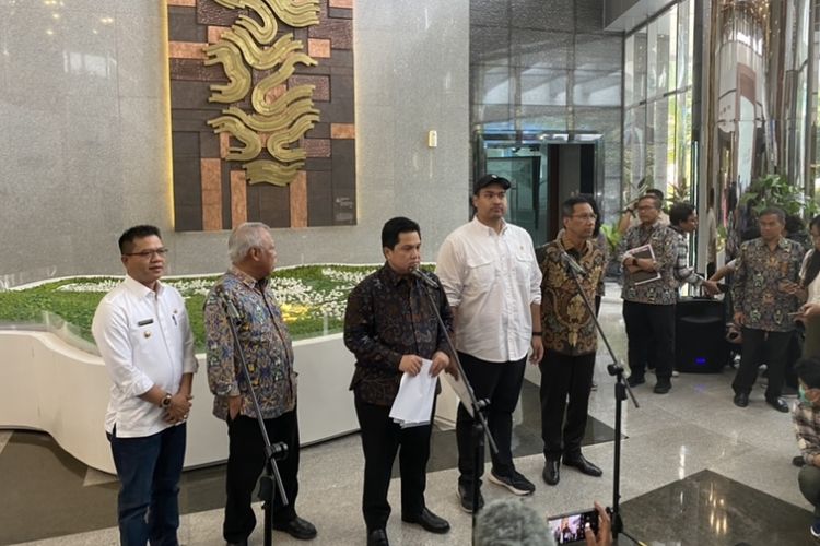 Ketua Umum PSSI sekaligus Menteri BUMN, Erick Thohir dan beberapa menteri lain serta Penjabat Gubernur DKI Jakarta Heru Budi Hartono saat berada di KemenPUPR, Rabu (9/8/2023).
