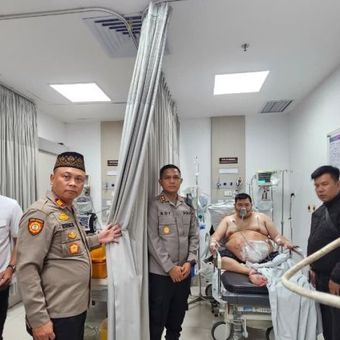 Kapolres Tangerang Selatan AKBP Boy Jumalolo menjenguk korban penusukan oleh debt collector di Tangerang, Banten. 