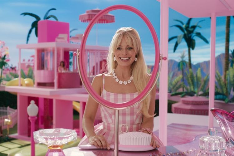 Studio syuting film Barbie yang didominasi warna pink.