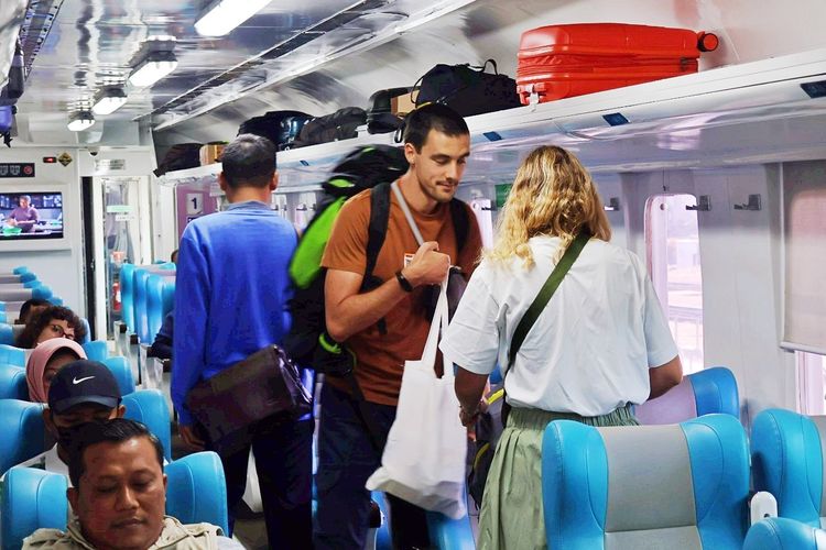 Turis asing gunakan layanan kereta api