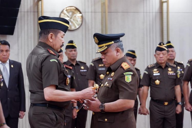 Jaksa Agung Sanitiar Burhanuddin mengambil sumpah dan melantik Harli Siregar sebagai Kepala Kejaksaan Tinggi (Kajati) Papua Barat di  Gedung Utama Kejaksaan Agung, Jakarta, Selasa (20/6/2023).