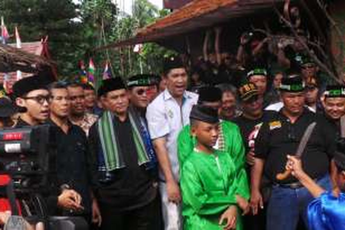 Pakar hukum tata negara Yusril Ihza Mahendra (pakai sarung hijau biru) saat dideklarasikan oleh relawan untuk maju menjadi calon gubernur DKI pada Pilkada DKI Jakarta 2017, di Restoran Pulau Dua Senayan, Jakarta, Minggu (28/8/2016).