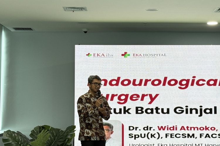 Dokter Spesialis Urologi Dr. dr. Widi Atmoko, Sp.U (K), FECSM, FACS saat menerangkan terkait batu ginjal dalam rangkaian acara Grand Launching SURE, Summit Robotic & Endourology Institute, di Eka Hospital MT Haryono, Rabu (18/2/2026).