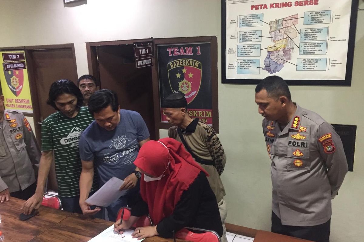 Aksi pemukulan seorang pria terhadap petugas wanita di SPBU Benteng Betawi viral di media sosial pada Minggu (27/11/2022). Kedua belah pihak didampingi keluarganya masing-masing  sepakat menyelesaikan secara kekeluargaan dan berdamai, korban  juga tidak menuntut dan melanjutkan perkara tersebut. 