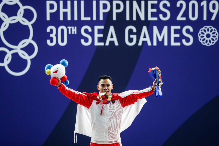 Lifter putra Indonesia, Eko Yulianto saat upacara penganugerahan medali pertandingan Angkat Besi 61 Kg putra di Ninoy Aquino Memorial Stadium, Manila, Filipina, Senin (2/12/2019). Eko Yulianto menyumbang medali emas dari cabang angkat besi.