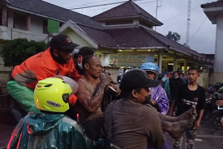 Petugas mengevakuasi warga terdampak erupsi Gunung Semeru di Sumberwuluh, Lumajang, Jawa Timur, Sabtu (4/12/2021). ANTARA FOTO/HO/Muhammad Sidkin Ali/Radar Semeru/abs/rwa.