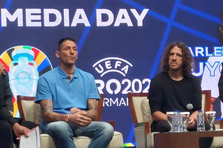 Marco Materazzi dan Carles Puyol dalam acara media day menjelang Euro 2024 di iNews Tower, Jakarta, Senin (18/12/2023) siang WIB. 