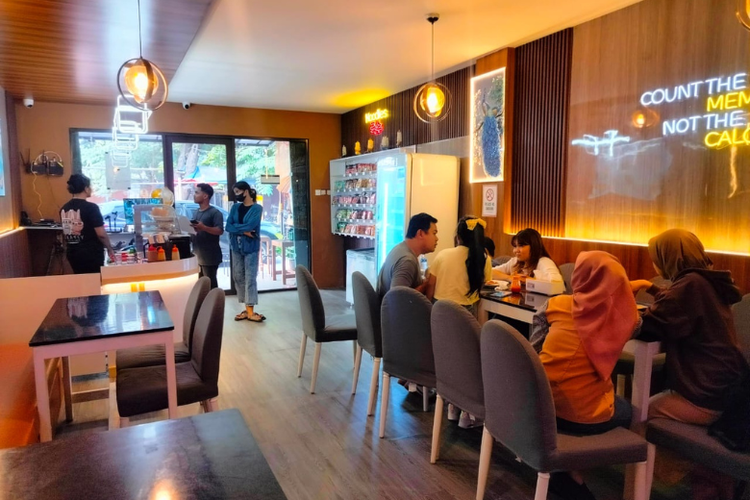 Suasana indoor di Classy Date Cafe pada siang hari