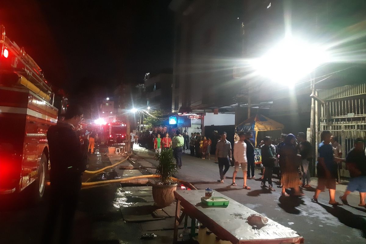 Warga yang menonton lokasi kebakaran  di sekitar Mal Lokasari Square, Tamansari, Jakarta Barat pada Jumat (6/12/2019) malam.