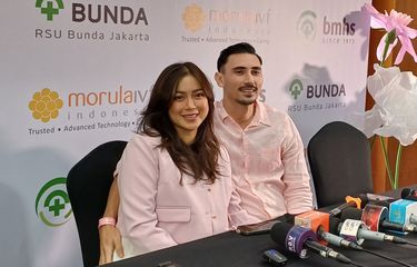 Pasangan artis Jessica Iskandar dan Vincent Verhaag saat jumpa pers kelahiran anak ketiga mereka yang berjenis kelamin perempuan di RSU Bunda, Jakarta Pusat, Minggu (8/12/2024).