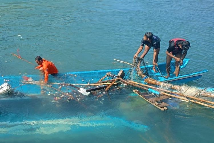 Gelombang Tinggi Terjang Pantai Selatan Gunungkidul, Perahu Nelayan dan Warung Rusak