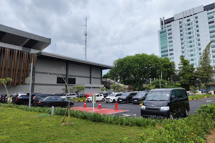 Area parkir mobil di Stasiun Tanah Abang Baru, Jakarta Pusat, Kamis (6/11/2025). 