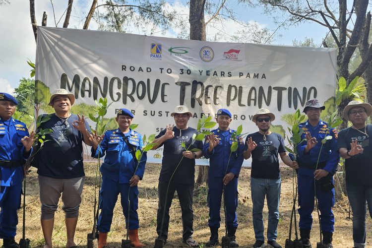 PAMA, anak usaha UNTR, melakukan aksi penanaman pohon bakau (mangrove) di Kawasan Wisata Pantai Lamaru, Kota Balikpapan, Kalimantan Timur pada Selasa (5/9/2023).