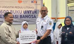 Perkuat Literasi, KAI Logistik Salurkan 1.600 Buku ke Sekolah