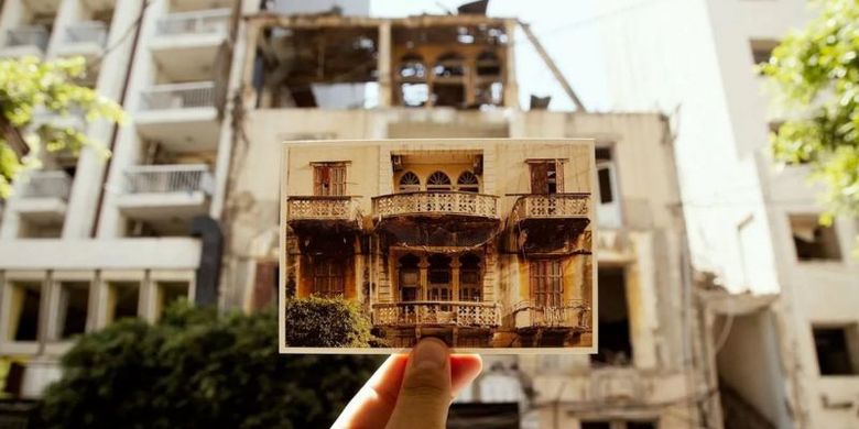 Foto-foto mereka merekam kemegahan yang hilang dari bangunan-bangunan Beirut yang membawa tanda-tanda waktu, mulai dari jendela yang bengkok hingga yang luluh lantak.