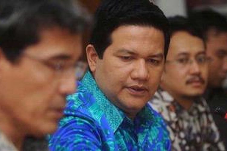 Ketua Komisi Pemilihan Umum (KPU) Husni Kamil Manik (dua dari kiri) 