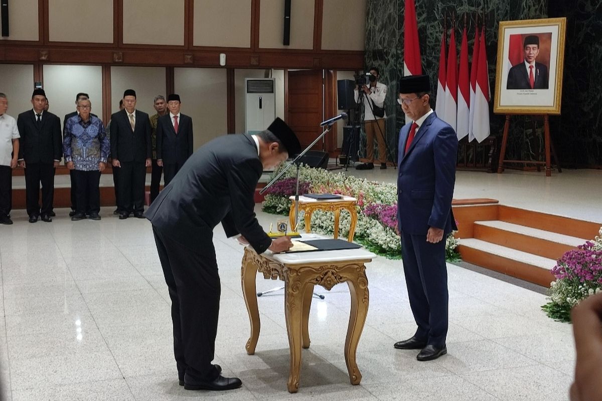 Penjabat Gubernur DKI Jakarta, Heru Budi Hartono melantik Joko Agus Setyono sebagai Sekretaris Daerah (Sekda) di Balai Kota, Gambir, pada Rabu (15/2/2023). 