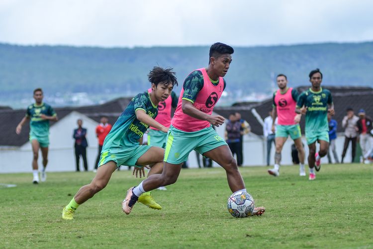 Wing back Persib Febri Hariyadi tengah beraksi dengan bola dalam sesi latihan tim Senin (23/1/2023) di Lapangan Sepak Bola Nurul Fikri Boarding School. Maung Bandung mempersiapkan diri menghadapi laga pekan ke-20 Liga 1 2022-2023 antara Perisb vs Borneo FC.