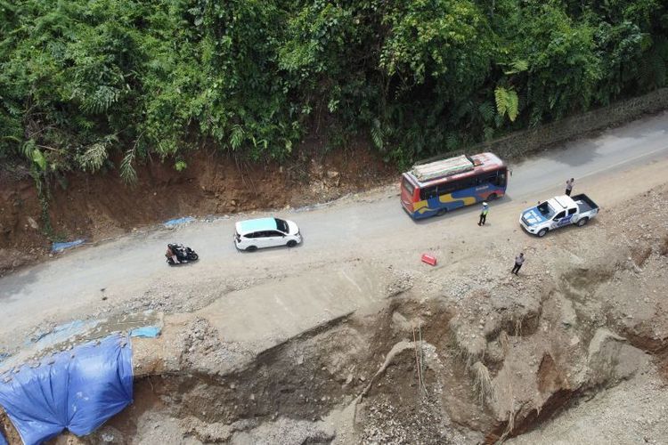 Jalan nasional yang juga menjadi akses mudik dari dan ke Bengkulu yang mengalami longsor serta amblas pada Januari 2024 lalu. 